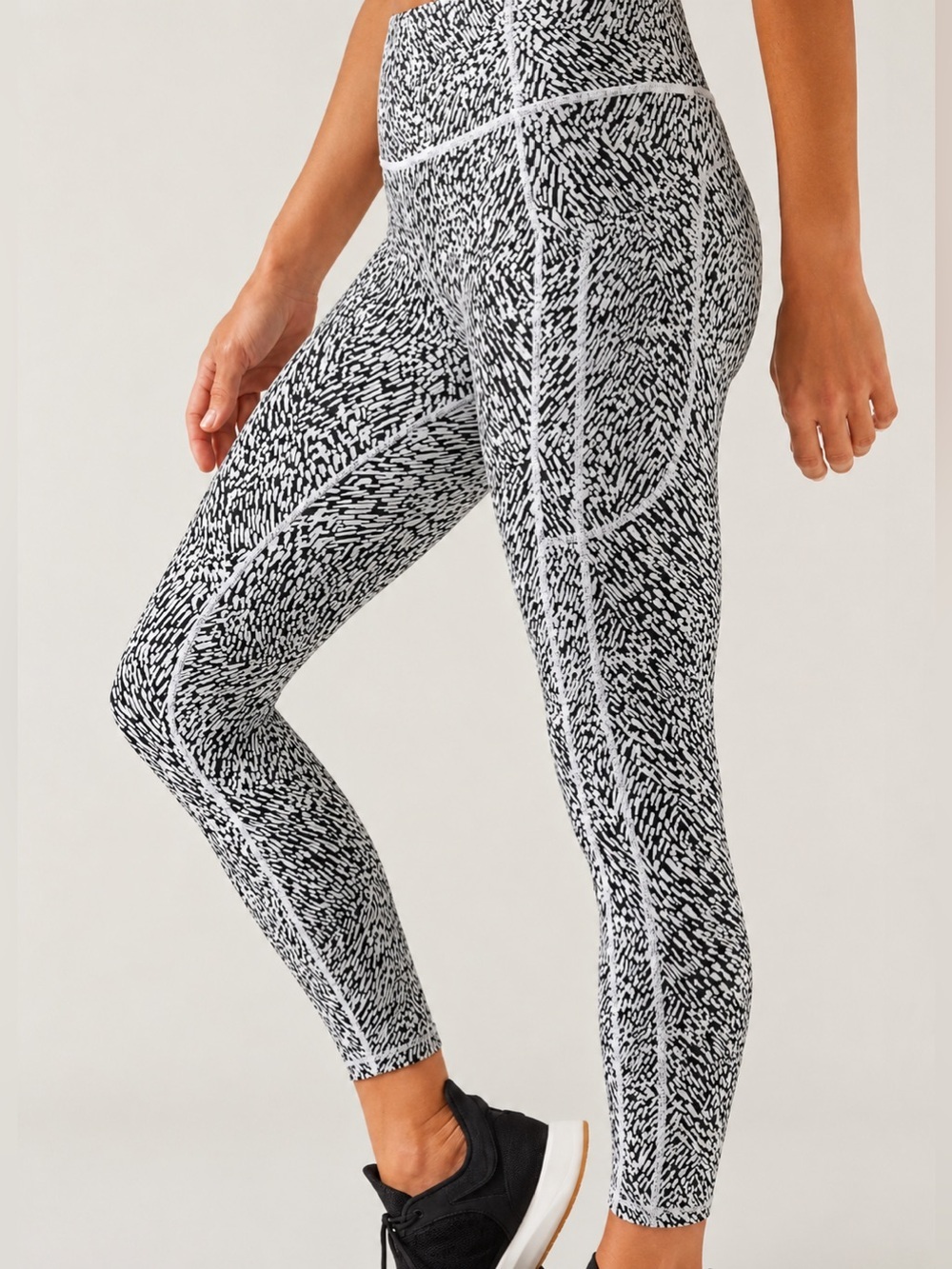 Athleta Ultimate Stash textured 7/8 leggings, medium